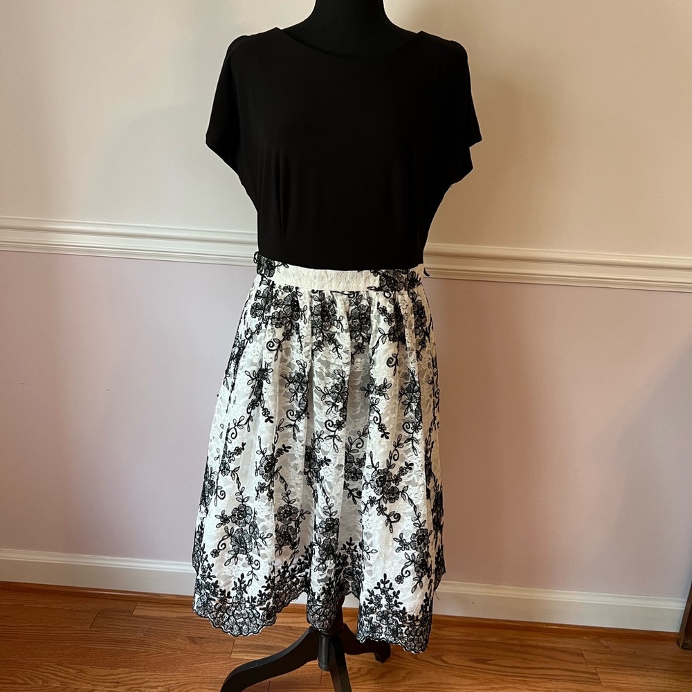 Leslie Fay Black and White A-Line Pleated Skirt